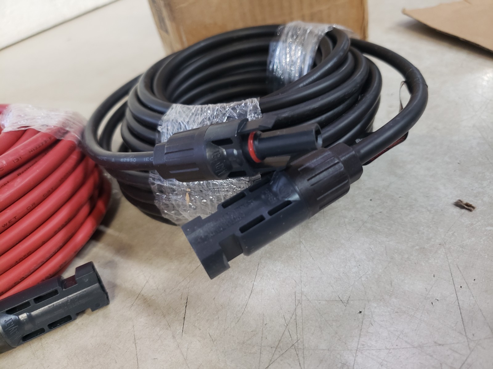 VEVOR 30FT Solar Panel Extension Cable 10AWG Wire Flame Retardant with Connector