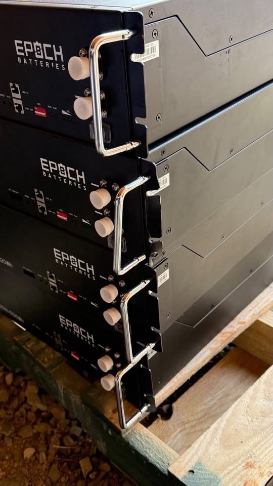 4 x Epoch SR48100H 48V 100Ah LiFePO4 Server Rack Batteries and high-current inte