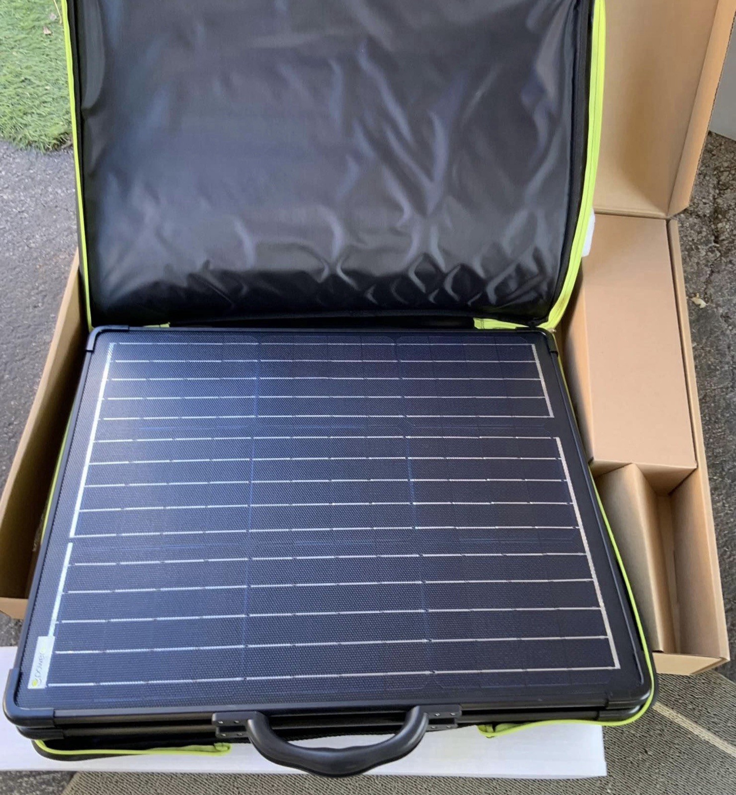 PowerECO 100 Watt Portable Solar Panel W/20 Amp 12/24 Volt Charge Controller￼