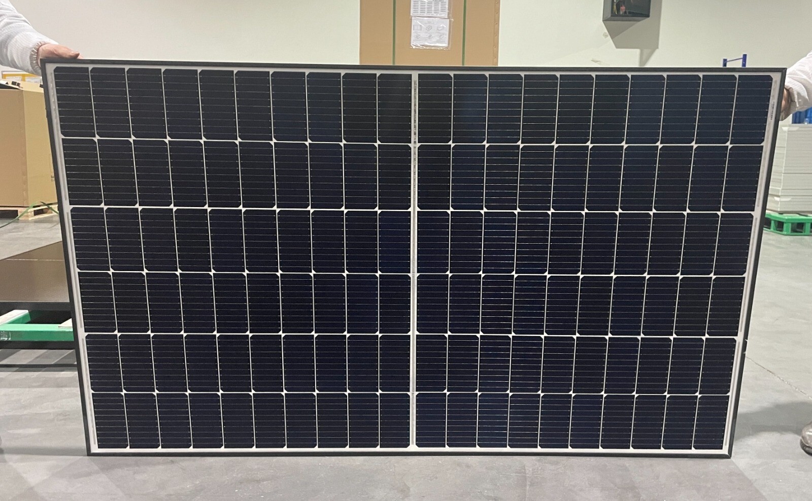 405W LUXEN Solar Panels High Efficiency Large Installation