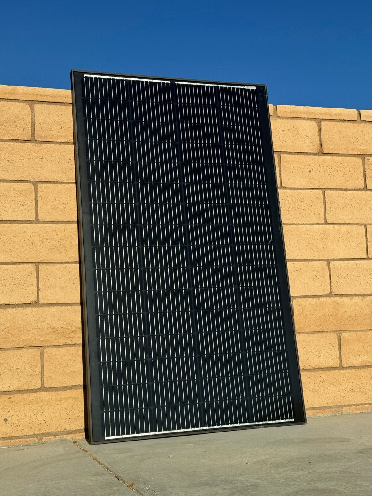 200 Watt Mono Blackout 12V Solar Panel 32″x54.4″, 17.2 Vmpp 21.6 Voc, 12.7A Isc