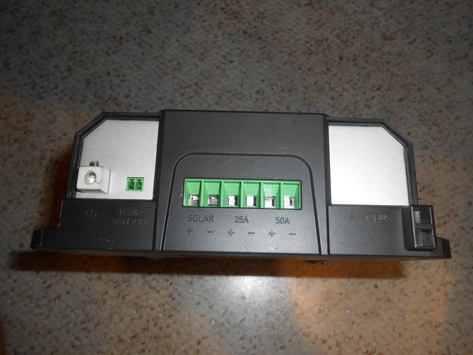 Furrion® 50A Wall Mount MPPT Solar Charge Controller W/Bracket – FSCC60PSW-BL