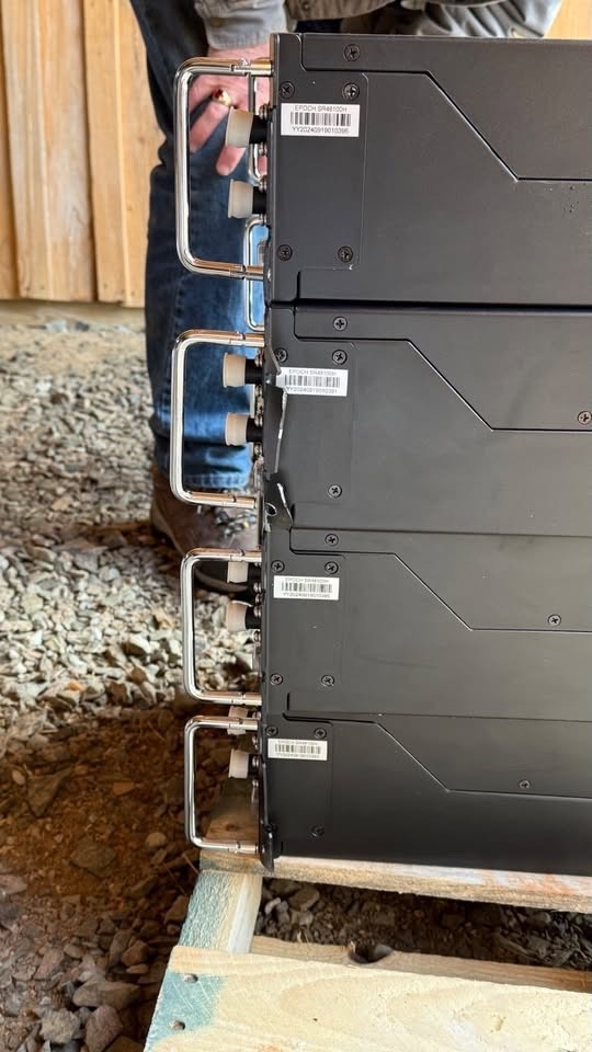 4 x Epoch SR48100H 48V 100Ah LiFePO4 Server Rack Batteries and high-current inte