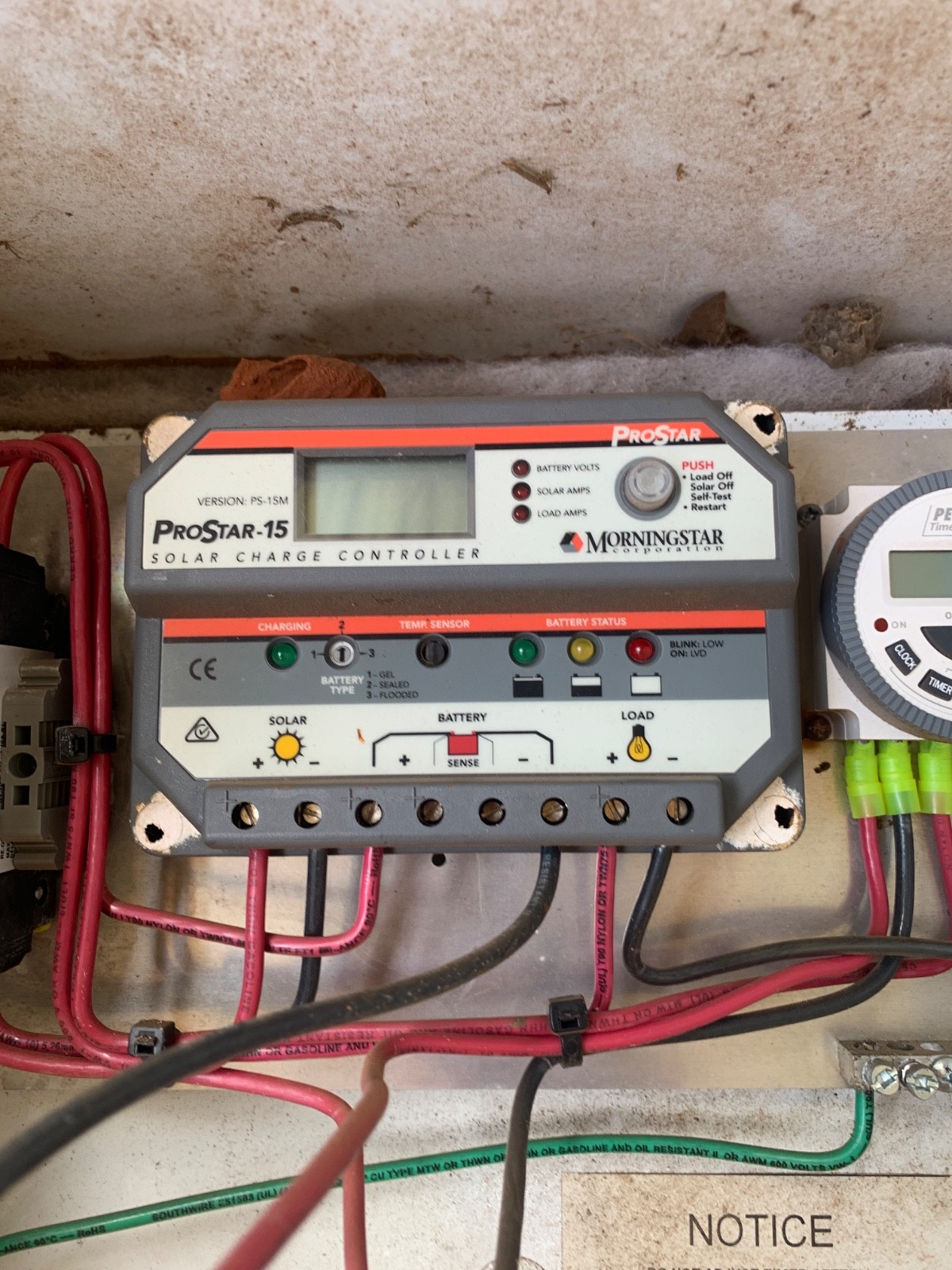 MORNINGSTAR PS-15M 12/24 VOLTS 15 AMP CHARGE CONTROLLER